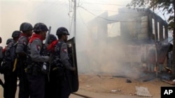 မိတ္ထီလာမြို့တွင်း မီးလောင်မှု၊ အကြမ်းဖက်မှုတွေ ဖြစ်ရာနေရာတွေမှာ လုံခြုံရေးတာဝန်ယူထားကြသော တပ်ဖွဲ့ဝင်များ။ (မတ်လ ၂၂၊ ၂၀၁၃)