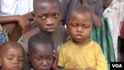 Children wait to be treated at a roadside UNICEF clinic, in Kananga, Democratic Republic of Congo. (A. Powell/VOA)