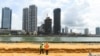资料照片：工人在斯里兰卡科伦坡中国资助的港口城项目建筑工地上工作。（法新社2019年11月8日照片）