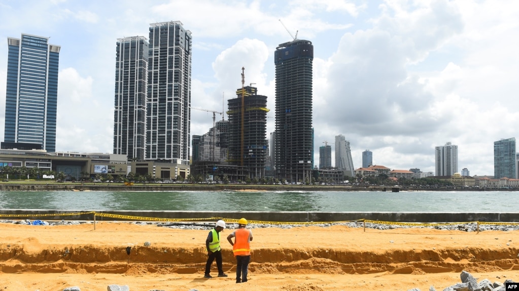 工人在斯里兰卡科伦坡中国资助的港口城项目建筑工地上工作。（2019年11月8日）(photo:VOA)