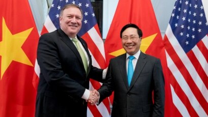 Ngoại trưởng Mỹ Mike Pompeo và Phó Thủ tướng kiêm Bộ trưởng Ngoại giao Phạm Bình Minh trong cuộc gặp ở Hà Nội tháng Bảy năm 2018.