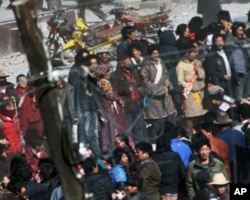 青海省玉树县囊歉县藏人抗议场面