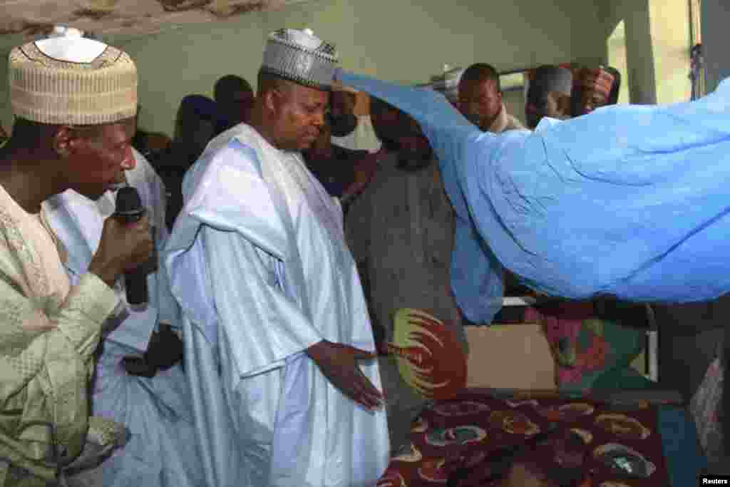 Le gouverneur de l&#39;Etat de Borno, Kashim Shettima (au c.) rend visite &agrave; des victimes dans un h&ocirc;pital de Baga (photo remise &agrave; la presse le 20 avril 2013)