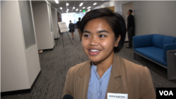 Kat Alvarado, a Philippine American student at Cal State Los Angeles, considers herself “left-leaning” but politically independent. (M. O'Sullivan/VOA)