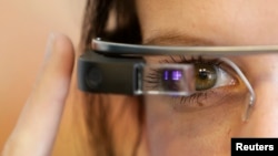 구글사의 안경형 단말기 '구글 글래스'를 착용한 모습. (자료사진)