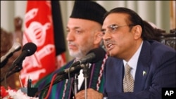 پاکستان کے صدر زرداری اور افغان صدر حامد کرزئی (فائل فوٹو)