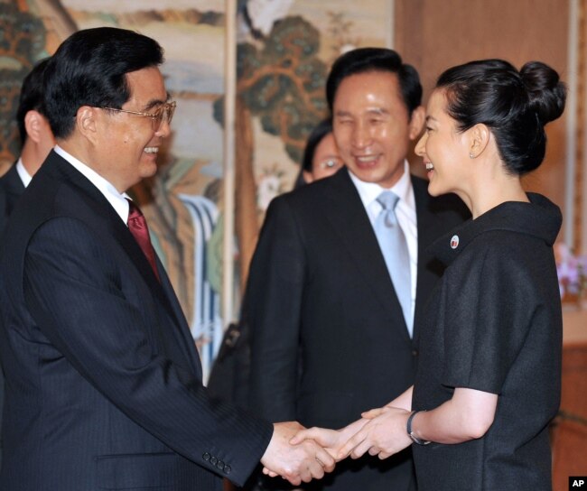 2008年8月25日中國國家主席胡錦濤和韓國演員李英愛在首爾參加宴會前握手，韓國總統李明博在旁觀看。 胡錦濤曾擔任國家副主席。