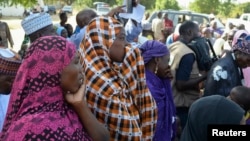 Iyayen da ‘yan uwan ‘yan matan da aka sace suna maida jawabi a taron da suka yi da gwamna jihar Borno, a Chibok, jihar Borno, 22 Afrilu 2014.