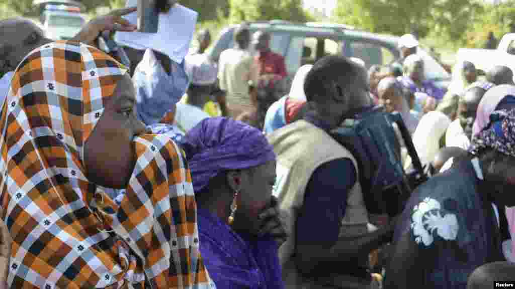 Iyayen da &lsquo;yan uwan &lsquo;yan matan da aka sace suna maida jawabi a taron da suka yi da gwamna jihar Borno, a Chibok, jihar Borno, 22 Afrilu 2014.