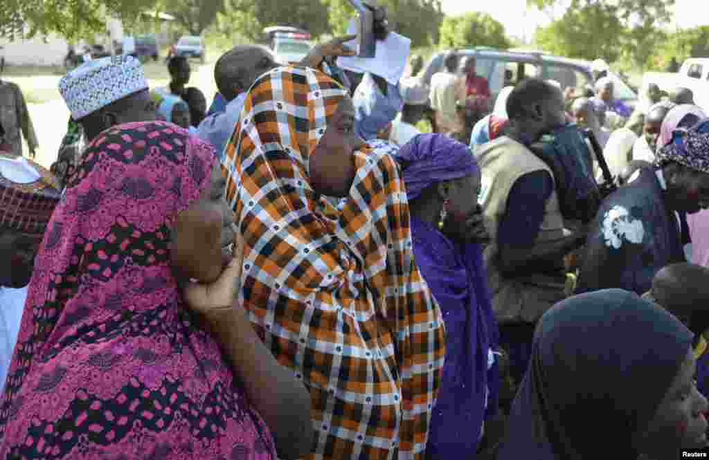 Para ibu siswi-siswi yang diculik bereaksi dalam pertemuan dengan gubernur negara bagian Borno di Chibok, Maiduguri (22/4).