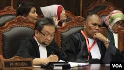 Tim Prabowo-Hatta sedang mendengarkan putusan Pilpres di Mahkamah Konstitusi, Kamis 21/8 (foto: VOA/Fathiyah).