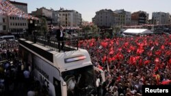 Muharrem Ince, presidential candidate of the main opposition Republican People's Party (CHP), addresses his supporters during an election rally in Istanbul, Turkey, June 3, 2018.