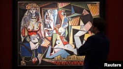 Seorang pria memandangi lukisan Pablo Picasso "Les femmes d'Alger (Version 'O')" (Perempuan Aljazair), dalam pameran untuk media di New York (1/5). 