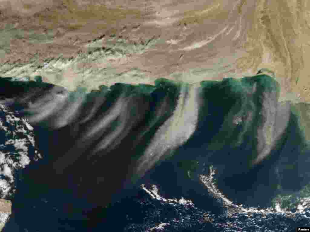 در اين عکس که توسط ناسا منتشر شده است، توده هايی از گرد و غبار در سواحل ايران و پاکستان مشاهده می شود. اين تصاوير حرکت توده ها بسوی دريای عمان را نشان می دهند.&nbsp; ۲۹ نوامبر ۲۰۱۲ . (رويترز/ناسا/جف شمالتز).