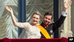 Pewaris tahta Luksemburg, Pangeran Guillaume (kanan) menikahi Countess Stephanie de Lannoy dari Belgia hari Sabtu (20/11) dalam upacara meriah.