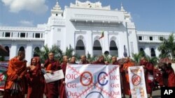 Para biksu Budha melakukan unjuk rasa memprotes rencana pembukaan kantor OKI di Burma, yang akhirnya dibatalkan (15/10). 
