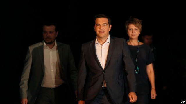 El primer ministro griego, Alexis Tsipras, centro, saliendo del palacio presidencial en Atenas, tras reunirse con el presidente griego, Prokopis Pavlopoulos, en Atenas, el jueves, 20 de agosto de 2015.