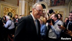 Chèf minorite demokrat la nan Sena a, Chuck Schumer (D-NY), ki t ap kite yun reyinyon ant manm Pati Demokrat la nan Sena a sou 3èm jou fèmti govènman federal la. (Kongrè ameriken an nan Washington, 22 janvye 2018).