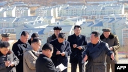 김정은 북한 국무위원장이 삼지연시 건설 사업 현장을 방문했다고, 16일 북한 관영매체들이 전했다.