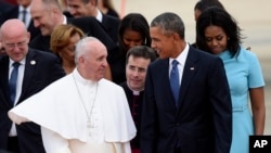 ພະສັນຕະປາປາ Francis ໂອ້ລົມກັບ ປະທານາທິບໍດີ Barack Obama ຕິດຕາມດ້ວຍ ສະຕີໆາຍເລກນຶ່ງ ທ່ານ ນາງ Michelle Obama ຫັລງຈາກໄດ້ເດີນທາມາເຖິງ ເດີ່ນ ບິນ Andrews Air Force Base.