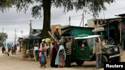 Des habitants se rassemblent dans l'arrêt de bus à Moyale, à quelque 800 km de Nairobi, le 10 juillet 2008. 