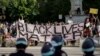 Manifestantes de "Black Lives Matter" protestan contra la violencia policial en Brooklyn, Nueva York, el 7 de junio de 2020.