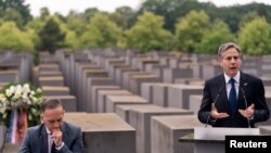 El secretario de Estado de EE. UU., Antony Blinken, y el ministro de relaciones exteriores de Alemania, Heiko Maas, durante un acto ante el Monumento a los Judíos Asesinados en Europa, en Berlín, el 24 de junio de 2021. 