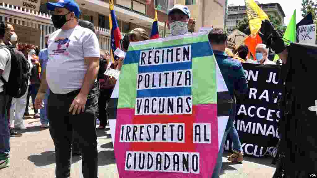 Personajes que han acompa&#241;ado los llamados a la calle en distintos momentos tambi&#233;n asistieron a esta convocatoria. Fue el caso del conocido como el &quot;se&#241;or del Papagayo&quot;. Caracas, Venezuela. Abril 17, 2021. Foto: &#193;lvaro Algarra - VOA.