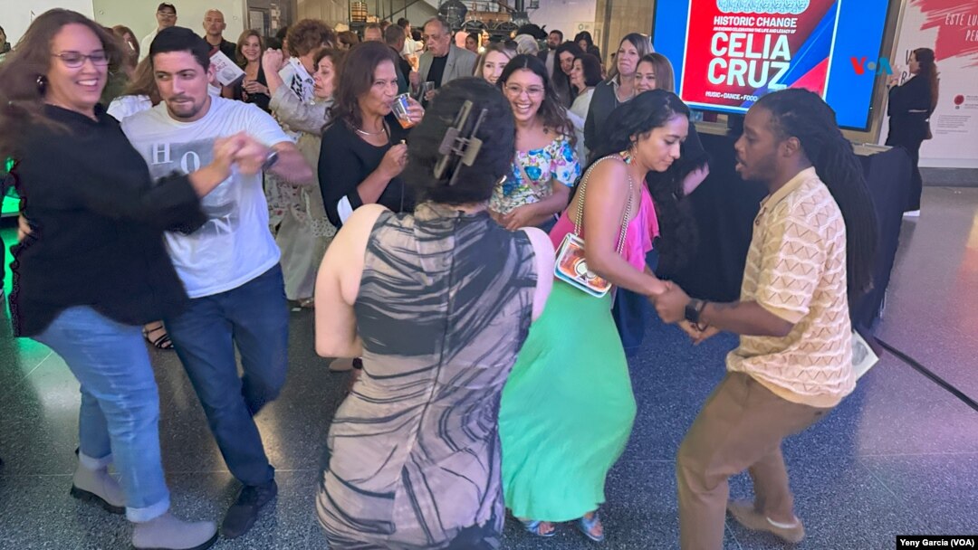 Asistentes bailan durante una noche de celebración a la "Reina de la Salsa" Celia Cruz como hito hispano en EEUU en el Museo Nacional de Historia Estadounidense, el 20 de septiembre de 2024.