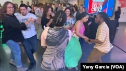 Asistentes bailan durante una noche de celebración a la "Reina de la Salsa" Celia Cruz como hito hispano en EEUU en el Museo Nacional de Historia Estadounidense, el 20 de septiembre de 2024.