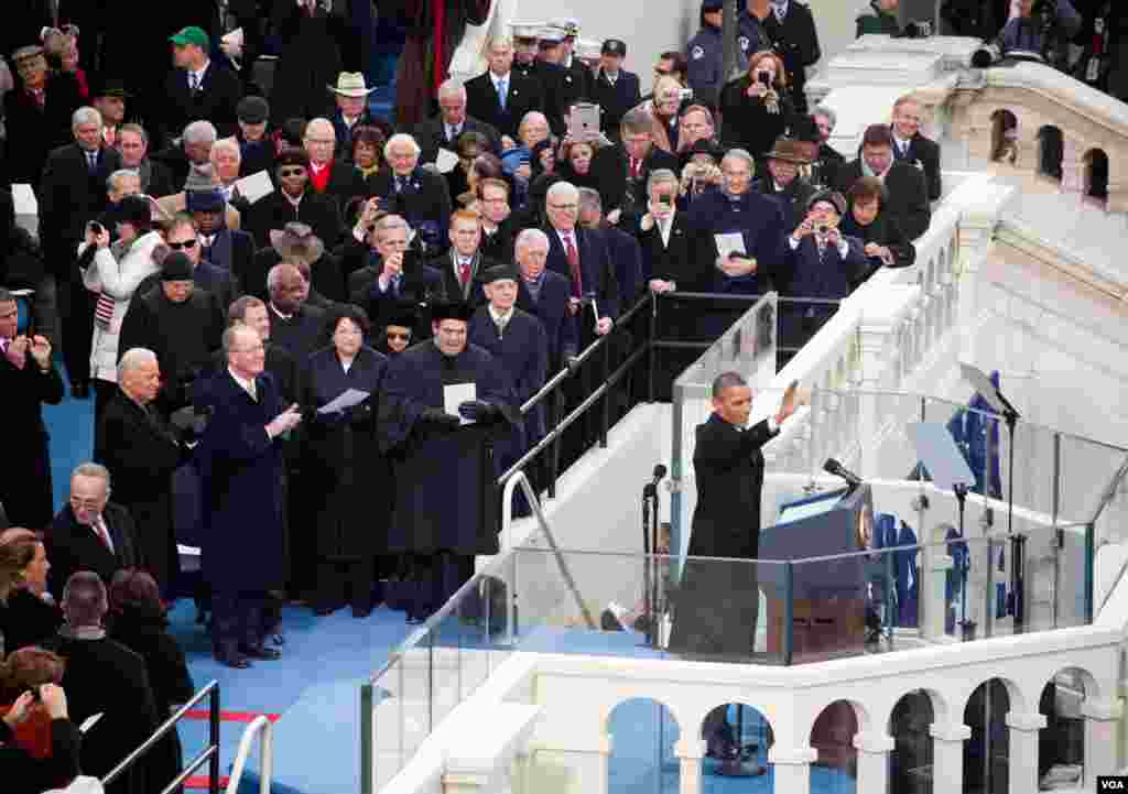 President Barack Obama waves to the crowd before his Inauguration Day speech, January 21, 2013. (Alison Klein/VOA)