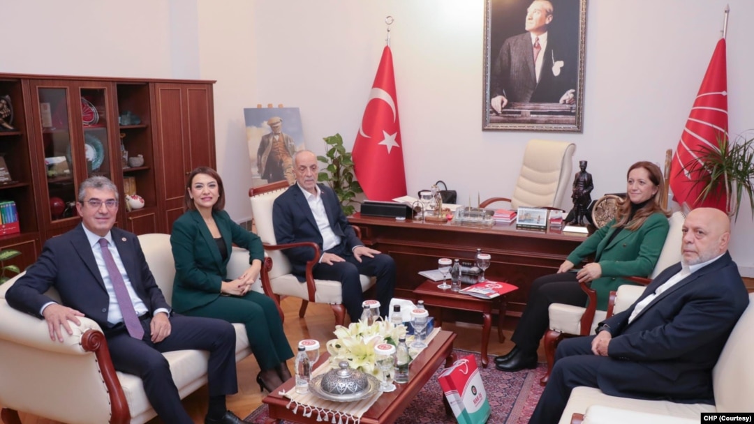 “Mevcut 17 bin liralık aylık ücretle bir hafta dahi geçim sağlanamaz” diyen işçi sendikaları Meclis’teki bütçe görüşmeleri kapsamında 2025 yılı için belirlenecek asgari ücret artışıyla ilgili değerlendirme yapılması çağrısıyla siyasi partilerden destek arayışı için TBMM’de .