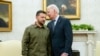Presiden Ukraina Volodymyr Zelenskyy (kiri) dan Presiden AS Joe Biden bertemu di Gedung Putih, Washington, pada 21 September 2023. (Foto: AP/Evan Vucci)