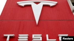 ARCHIVO: Logo de Tesla en una fábrica en Berna, Suiza.