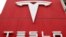 ARCHIVO: Logo de Tesla en una fábrica en Berna, Suiza.