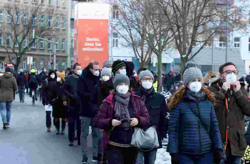 مردم شهر وین در صف انجام تست کرونا ایستاده‌اند. اتریش عملیات آزمایش همگانی ویروس کرونا را اجرا می‌کند.