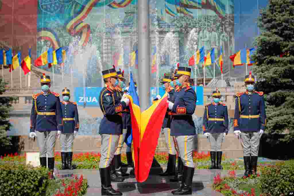 رومانی &#171;روز پرچم&#187; را جشن می‌گیرد. این جشن به مناسبت ۲۶ ژوئن ۱۸۴۸ است که در میانه اختلاف عثمانی و روسیه این پرچم رومانی رسما معرفی شد.