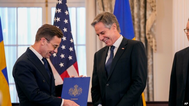Державний секретар Ентоні Блінкен з прем’єр-міністром Швеції Ульфом Крістерссоном перед представленням інструментів вступу Швеції до НАТО, 7 березня 2024 р. (Фото: AP Photo/Jess Rapfogel)