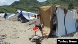 수해를 입은 북한 평안남도 성천군의 한 마을.