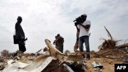 Des journalistes au travail à l'Ouest de Gao, le 26 juillet 2014. 