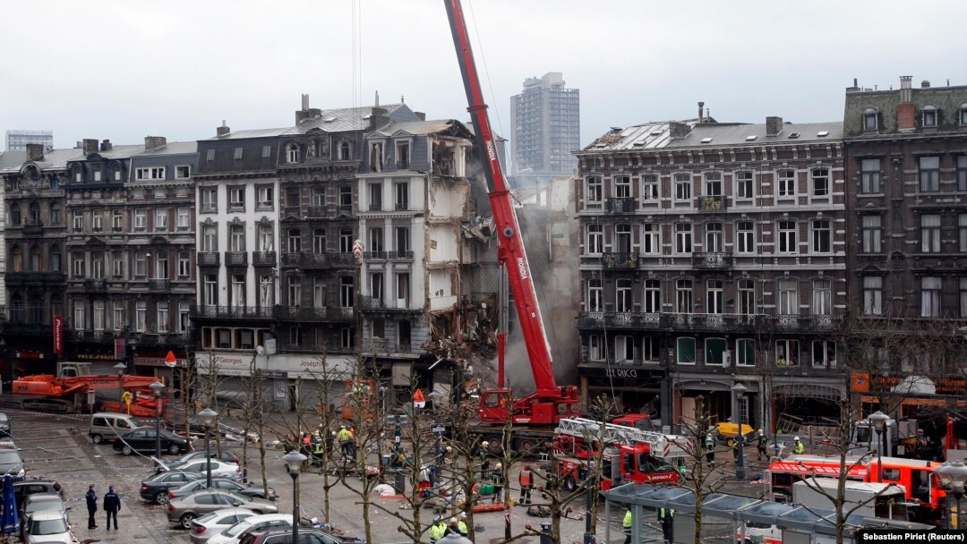 Tim penyelamat turun tangan di lokasi rumah yang runtuh di pusat kota Liege. Lima pekerja bangunan dinyatakan tewas Sabtu (19/6), sehari setelah sebuah sekolah yang sedang dibangun, ambruk sebagian di kota Antwerp. (Foto: REUTERS/Sebastien Pirlet)