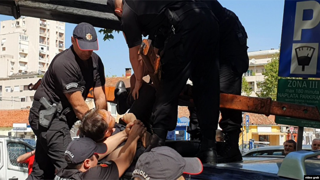 Crnogorski policajci tokom današnje akcije hapšenja pripadnika stranke Prava Crna Gora i lidera stranke Marka Milačića 