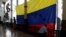 Trabjadores cuelgan una enorme bandera venezolana frente a la sala de sesioens en el edificio de la Asamblea Nacional en Caracas, Venezuela, el 5 de enero de 2018.