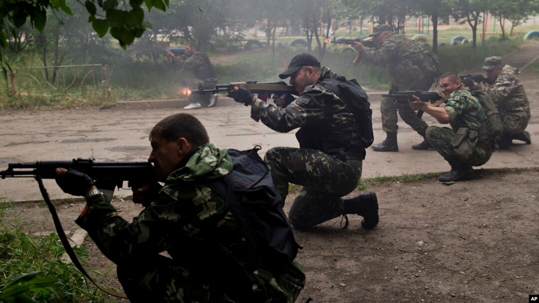Pemberontak pro-Rusia menembakkan senjata ke arah tentara Ukraina di wilayah Luhansk, Ukraina (2/6).