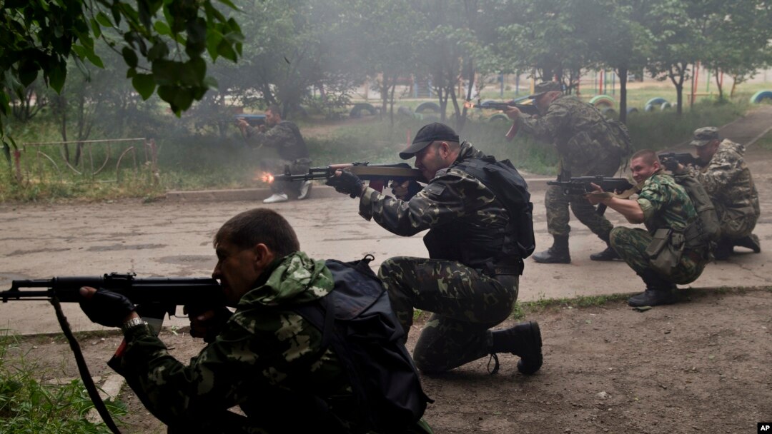 Pemberontak pro-Rusia terlibat pertempuran dengan militer Ukraina di Luhansk, Ukraina timur (2/6). 