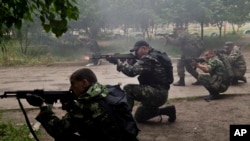 شورشیان حامی روسیه در حاشیه لوهانسک، اوکراین - ۲ ژوئن ۲۰۱۴
