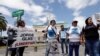 Los manifestantes se reúnen frente a la embajada de México en Ecuador para pedir la libertad del ex vicepresidente de Ecuador, Jorge Glas, después de que fue detenido durante una redada nocturna en la embajada, en Quito, Ecuador, el 6 de abril de 2024. 