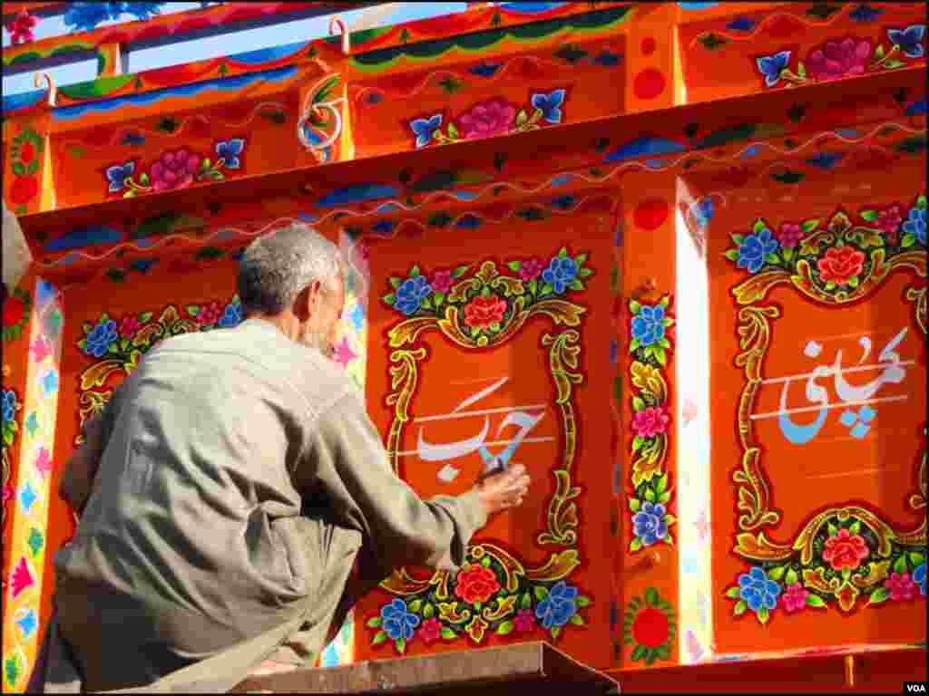 ٹرک آرٹ کی محنت سے پرانے سے پرانے ٹرک پر ایسے خوبصورتی سے سجایاجاتا ہے کہ یہ تمام ٹرک نئے جیسے معلوم ہوتے ہیں۔