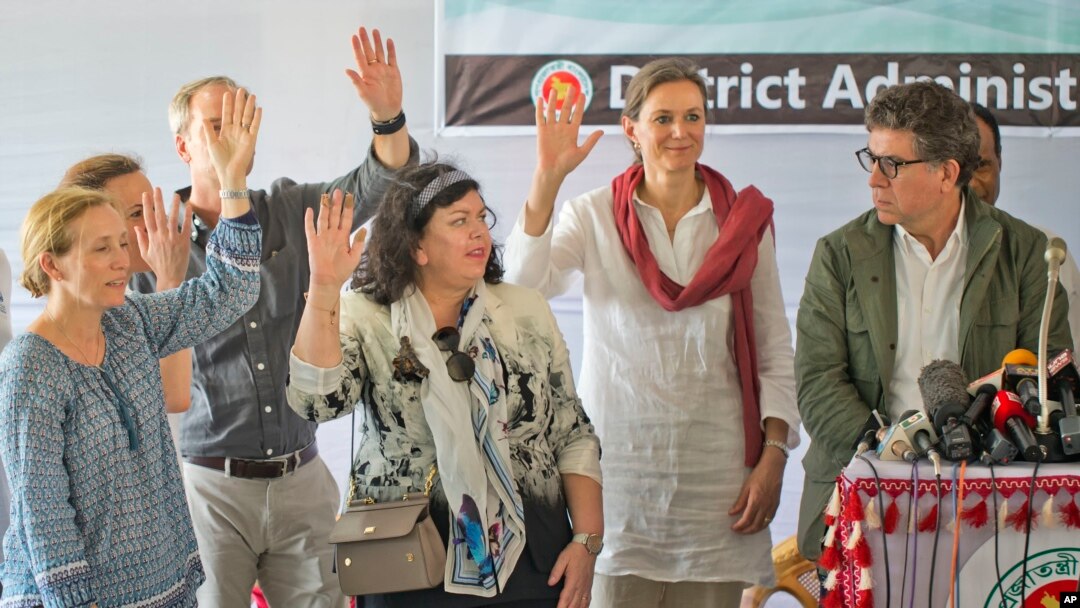 Para anggota tim Dewan Keamanan PBB yang mengunjungi Bangladesh mengacungkan tangan dalam konferensi pers di kamp pengungsi Rohingya di Kutupalong, Bangladesh, 29 April , 2018. 