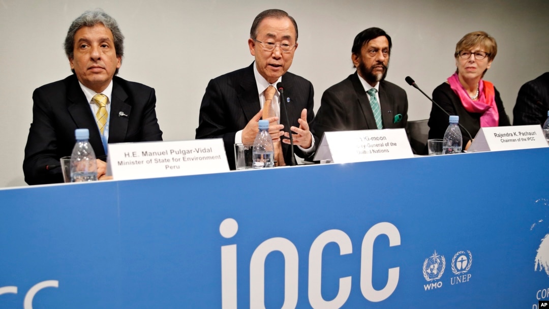 Dari kiri ke kanan: Menteri Lingkungan Hidup Peru Manuel Pulgar-Vidal, Sekjen PBB Ban Ki-moon, Ketua IPCC Rajendra K. Pachauri dan Sekretaris IPCC Renata Christ, menerangkan laporan panel iklim PBB (2/11) di Kopenhagen. 